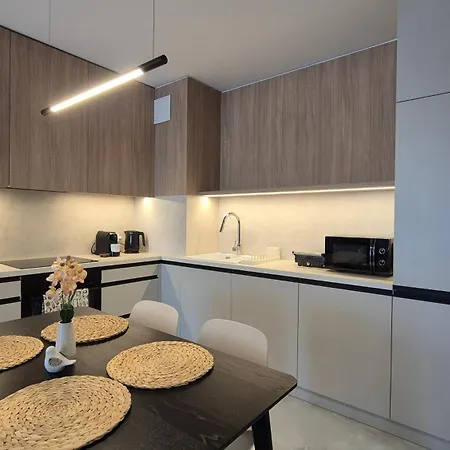 Towarowa Global Apartment, Free Parking, Air-conditioning, Self Check-in 24h * 포즈난